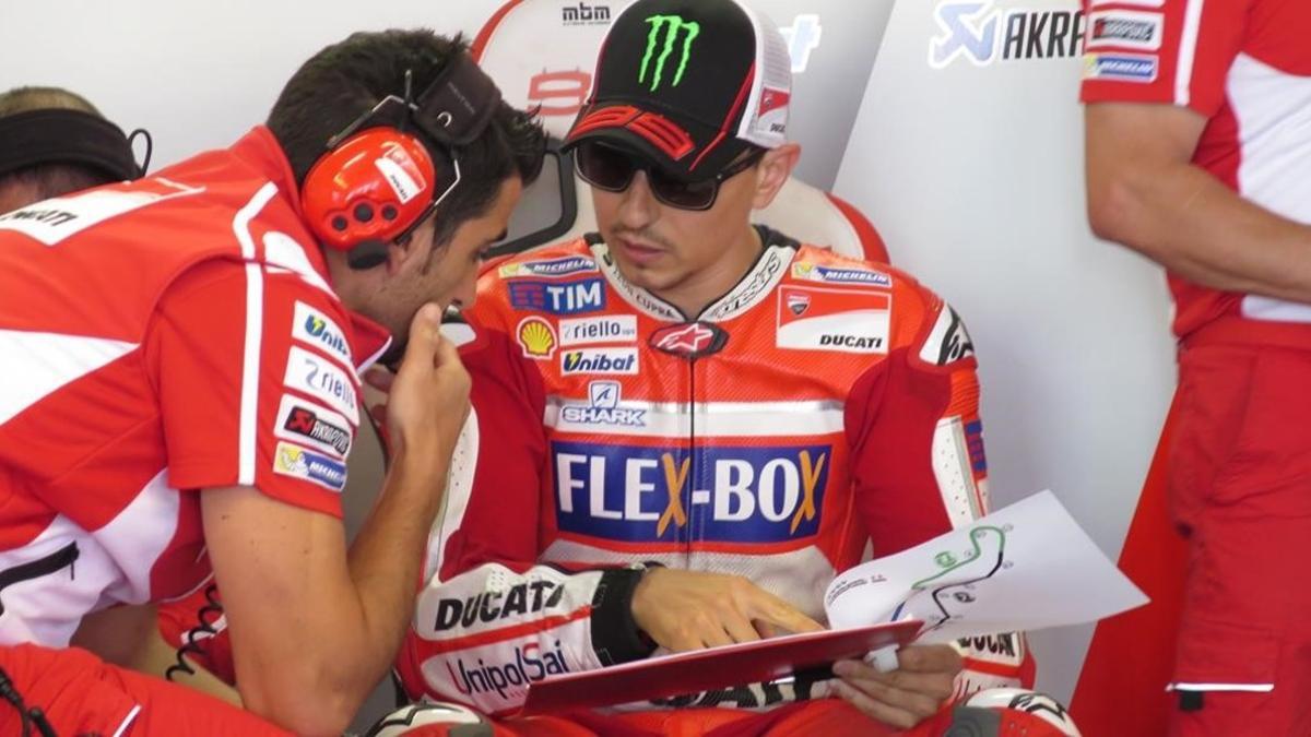 Jorge Lorenzo (Ducati) dialoga con uno de sus técnicos hoy en su box de Assen (Holanda).