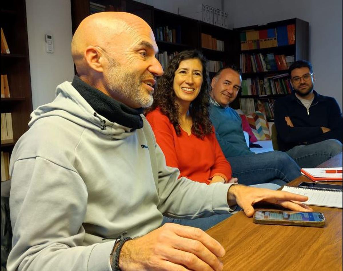 Guillem Ensenyat, junto a Amanda Fernández, durante una reunión de la nueva agrupación socialista.