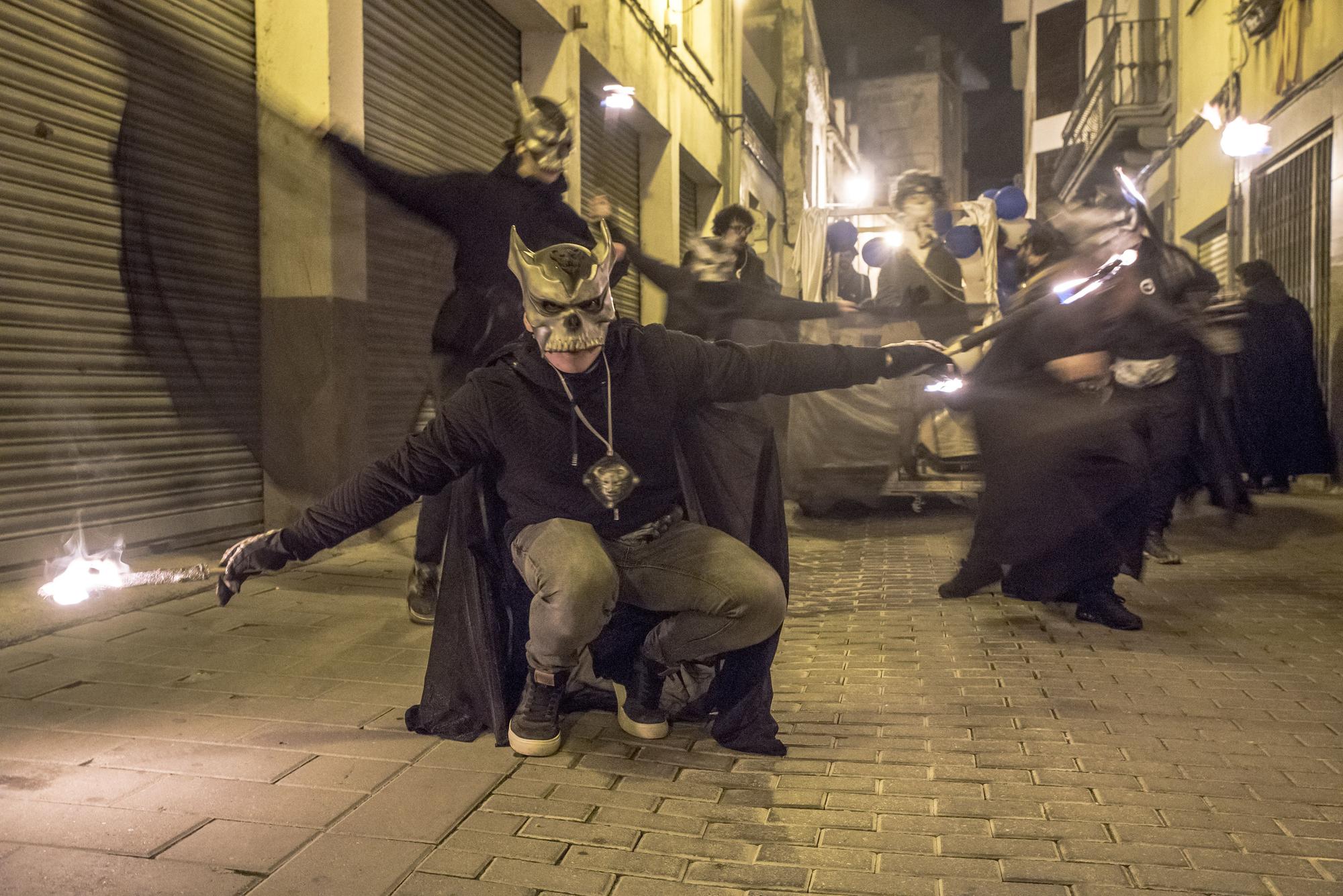 Sallent acomiada la reina Carnestoltes en una concorreguda rua