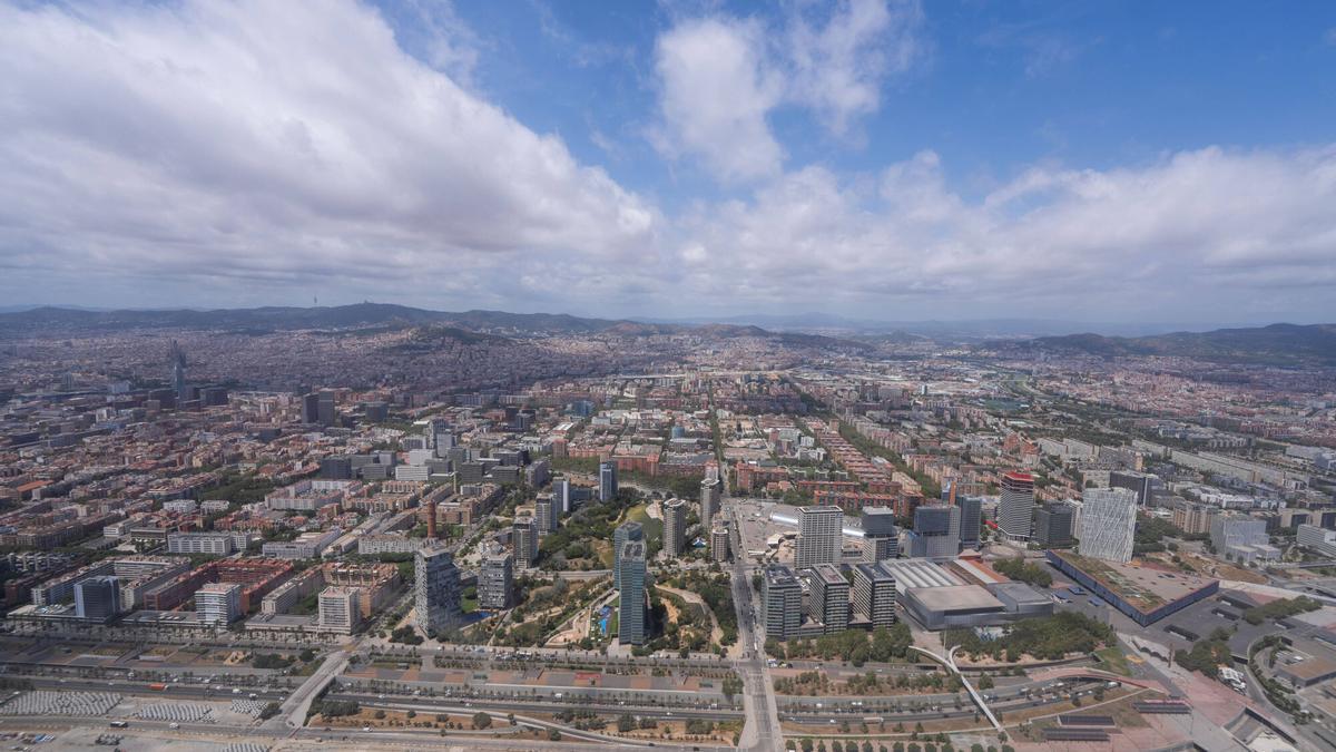 Skyline de Barcelona desde el mar hacia la montaña, captado desde el interior de un helicóptero.