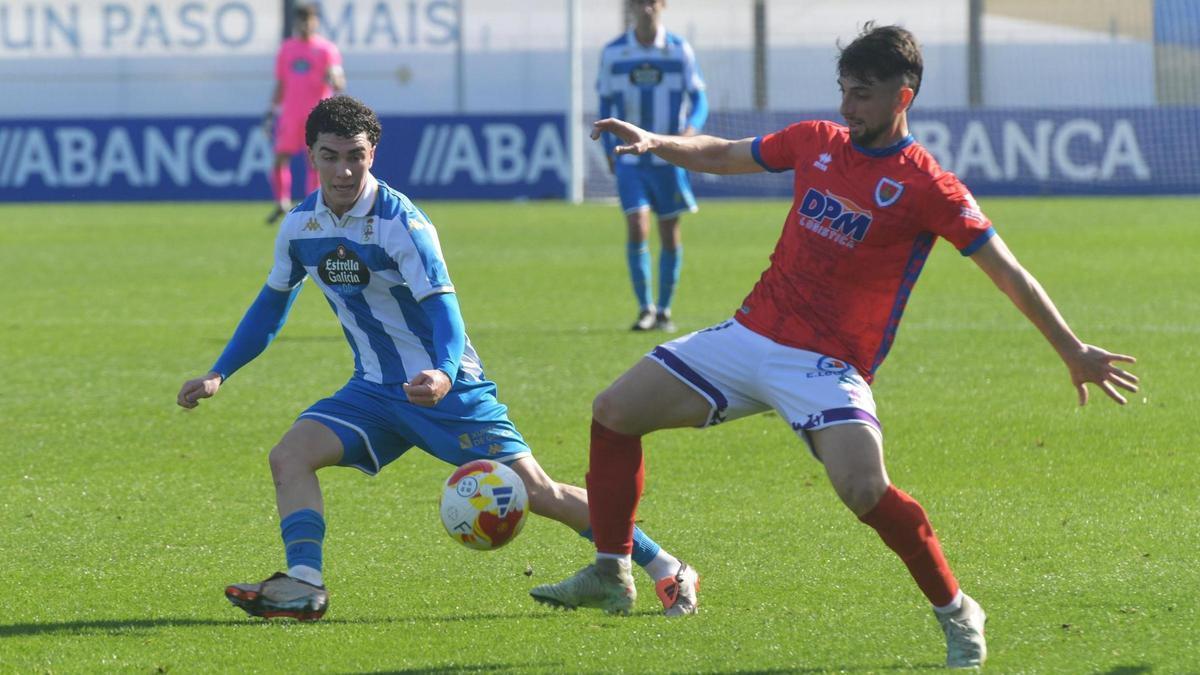 Enrique disputa un balón ante un jugador del Numancia