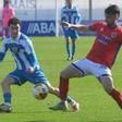Enrique disputa un balón ante un jugador del Numancia