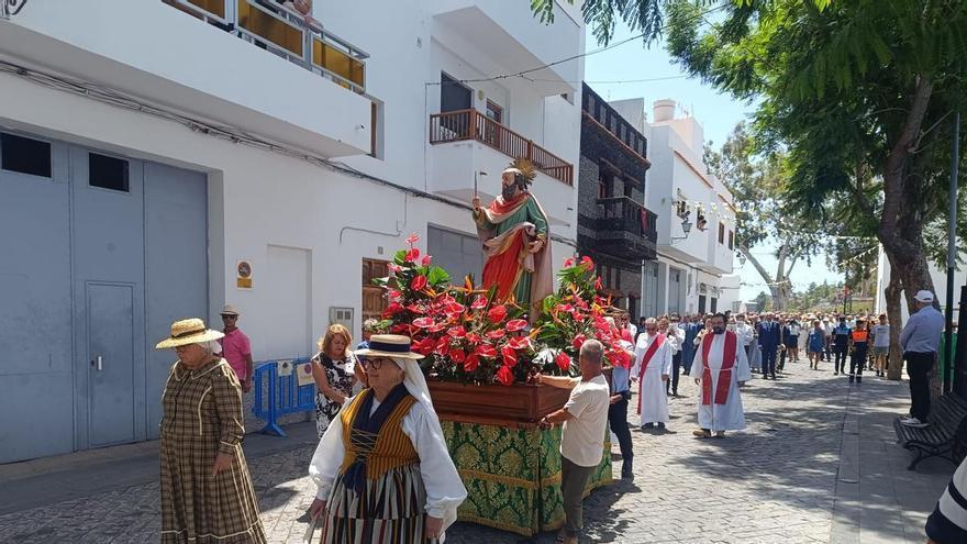 Flores y sancocho para una fiesta de San Bartolomé a casi 30 grados
