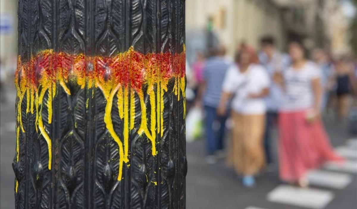 Pintada unionista en una farola de la plaza de Catalunya de Barcelona.