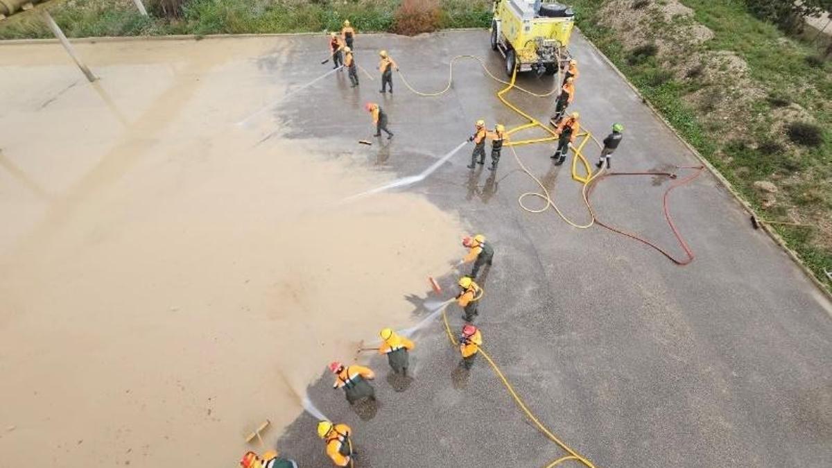 Empleados de las UDIR tras el temporal de lluvias.