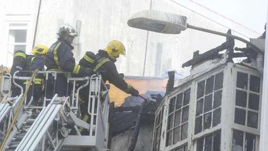 Bomberos apagan el fuego en Cordelería el mes pasado. / víctor echave