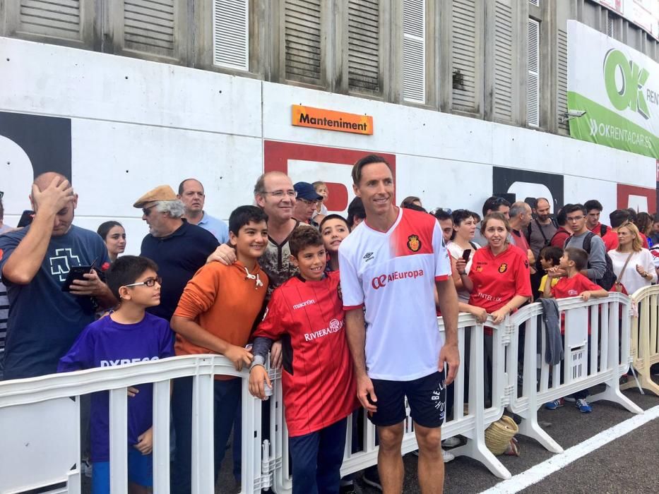 Fußballfans des RCD Mallorca hatten vor dem Spiel gegen Alcorcón am Sonntag (23.10.) Gelegenheit, zusammen mit dem Ex-NBA-Profi Steve Nash eine Runde Basketball spielen. Der Kanadier ist Aktionär beim Zweitligisten und will den Klub mit der Aktion unterstützen.