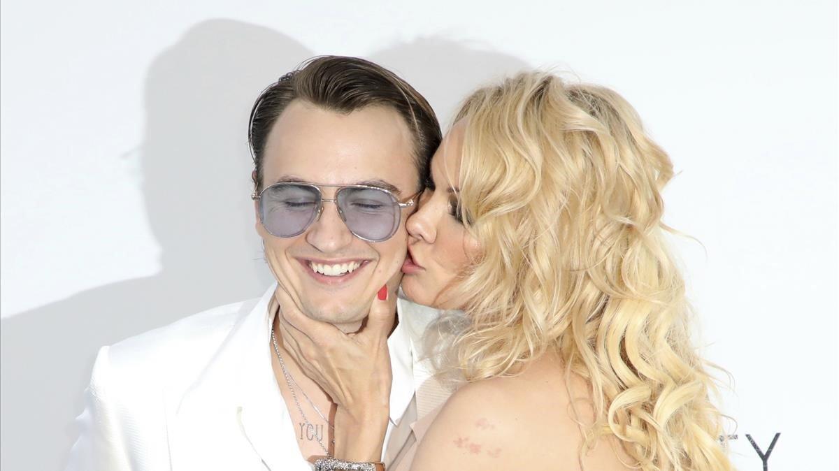 lmmarco48293903 actress pamela anderson  right  kisses her son brandon thoma190524142749