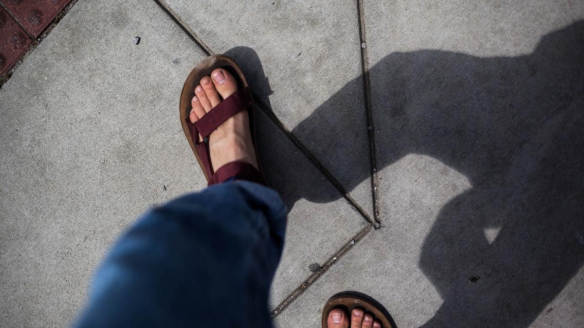 Talalgias, fascitis plantar, rozaduras y laceraciones son las dolencias más comunes que aparecen al cambiar al calzado de verano.