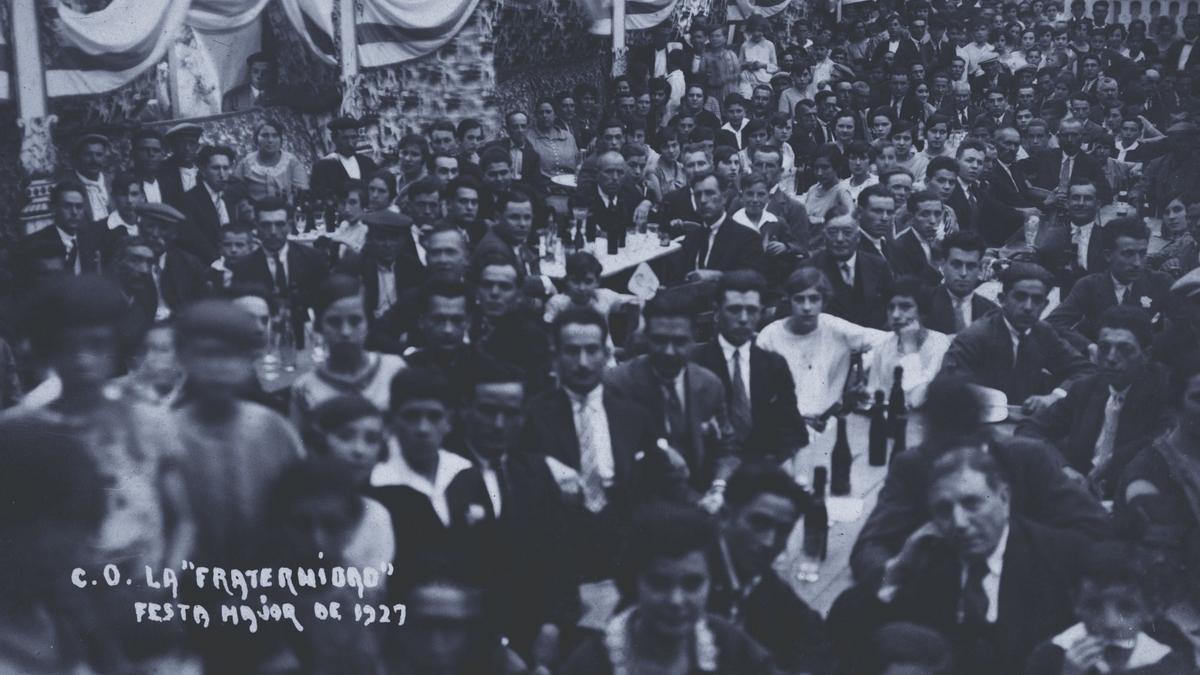 Multitud en un dinar de festa major al Casino Obrero La Fraternidad de Calonge, 1927