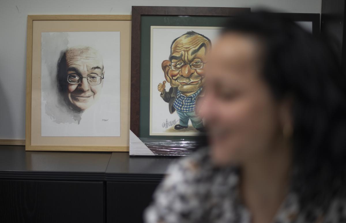 Sandra Pardo, junto a algunos retratos del Pare Manel.