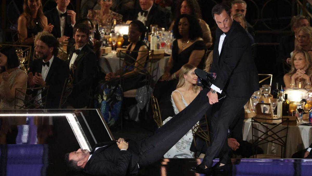 Los actores Jimmy Kimmel y Will Arnett, en la presentación de uno de los premios. |   // MARIO ANZUONI / REUTERS