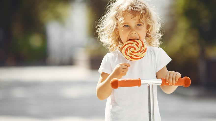 Chuches: ¿Cuánto y cómo afectan realmente estos dulces a la dentadura de los niños?