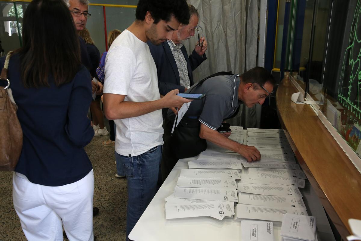 Ambiente durante la jornada de votación en les Escoles Pies de Balmes, en Barcelona