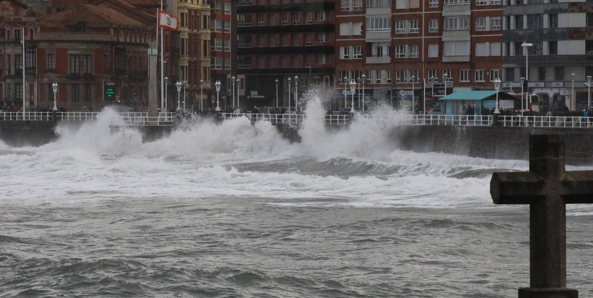 El oleaje vuelve a azotar la costa de Gijón y la Policía precinta parte del Muro (en imágenes)