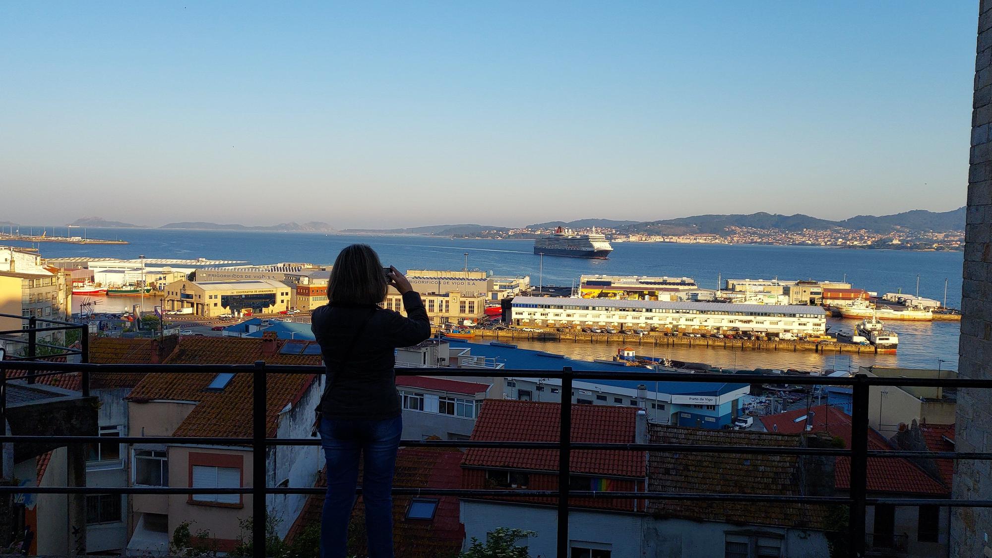 Majestuoso desfile del 'Queen Elizabeth' en Vigo