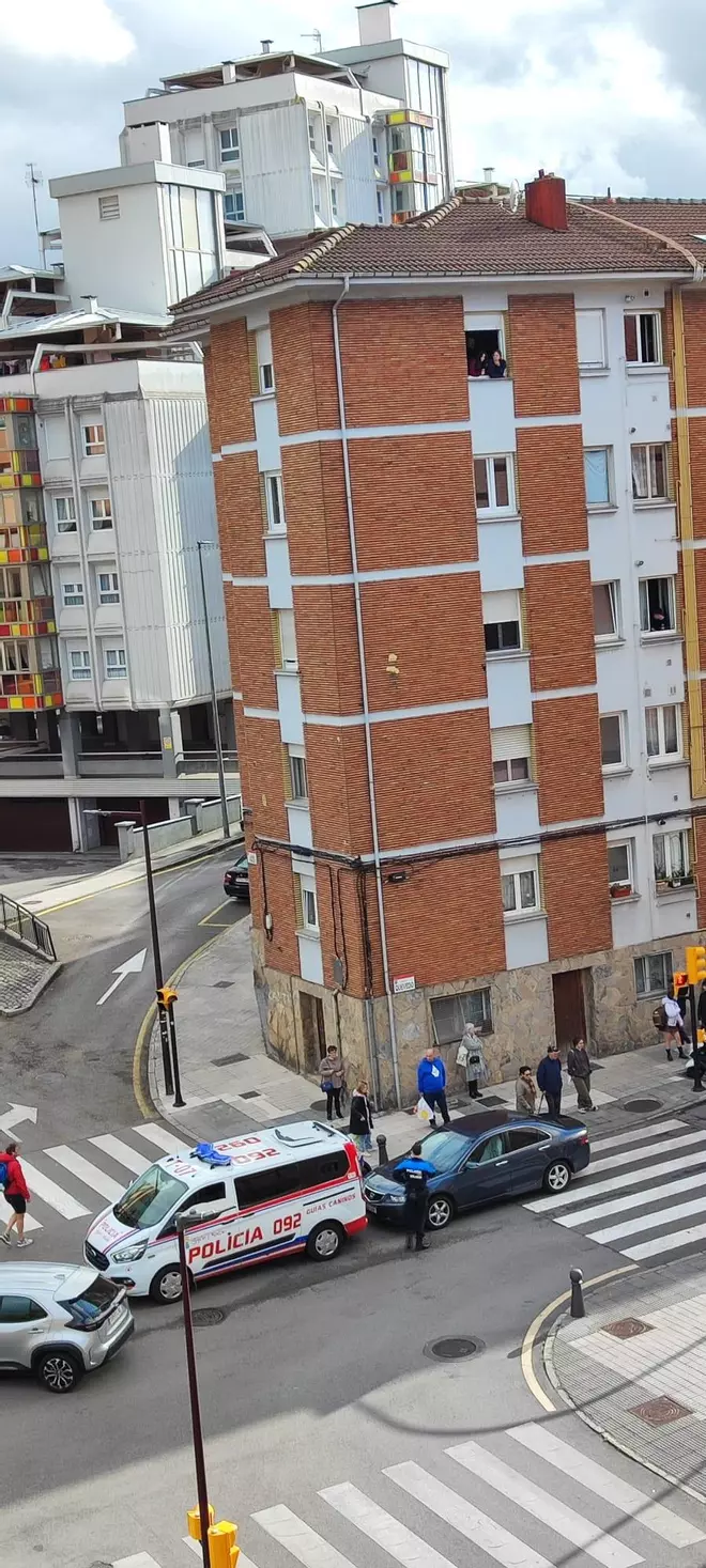 Un coche sin freno de mano golpea a varios vehículos estacionados en El Coto