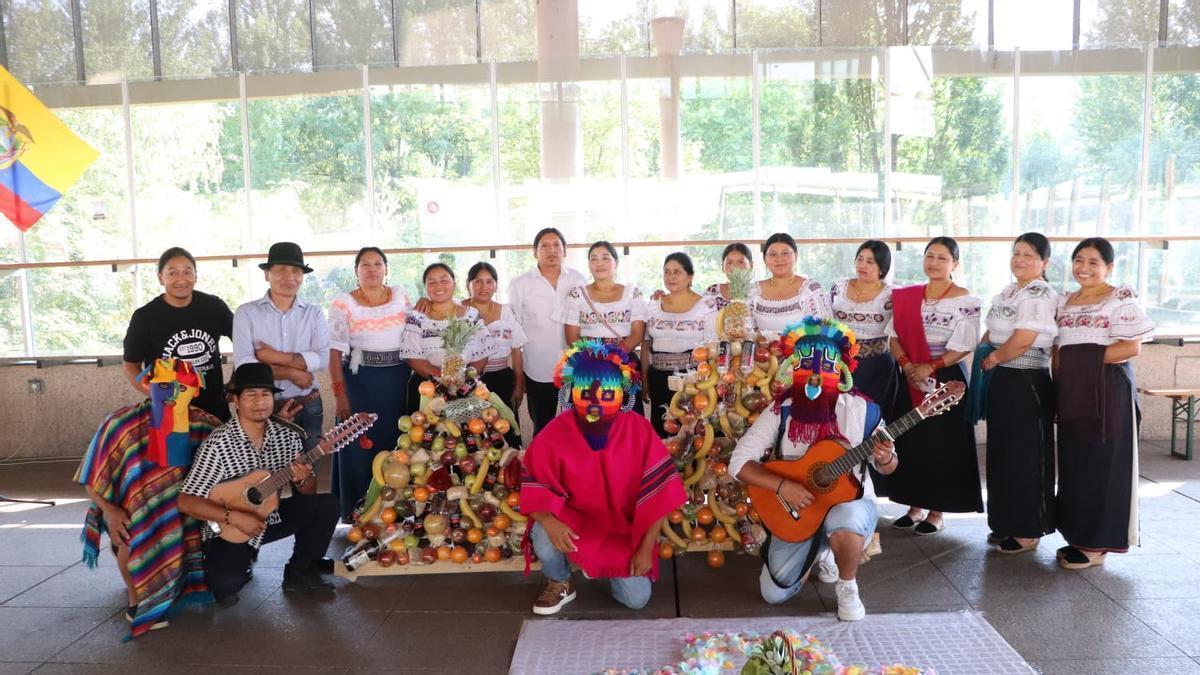 Grupo de ecuatorianos durante su primera  Fiesta del Sol celebrada en Ourense, el Inti Raymi