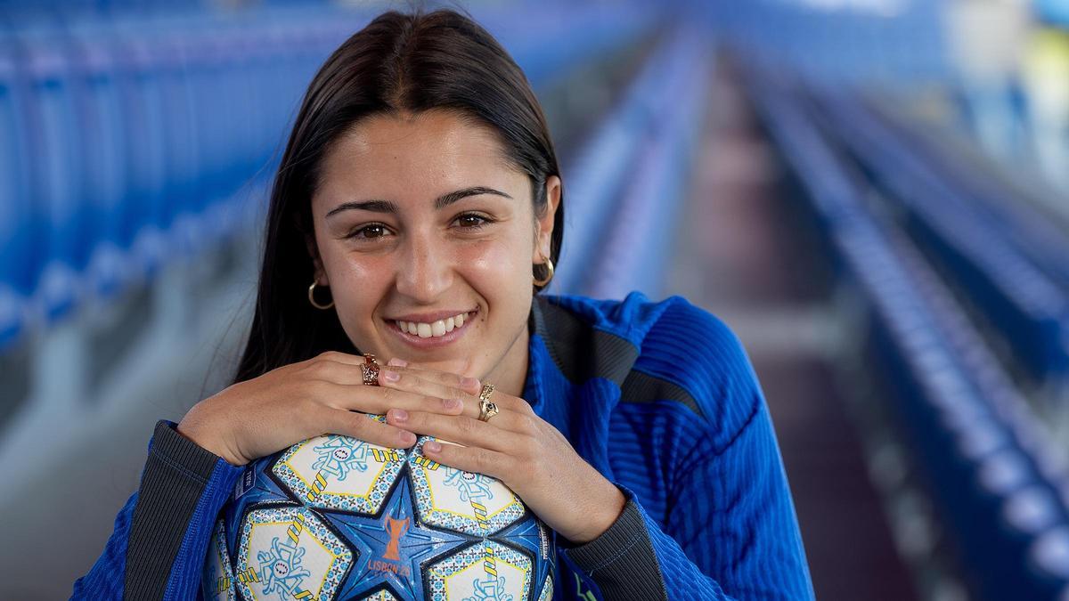 La jugadora del FC Barcelona, Jana Fernández, fotografiada en las gradas del estadio Johan Cruyff tras la entrevista La jugadora del FC Barcelona, Jana Fernández, fotografiada en las gradas del estadio Johan Cruyff tras la entrevista