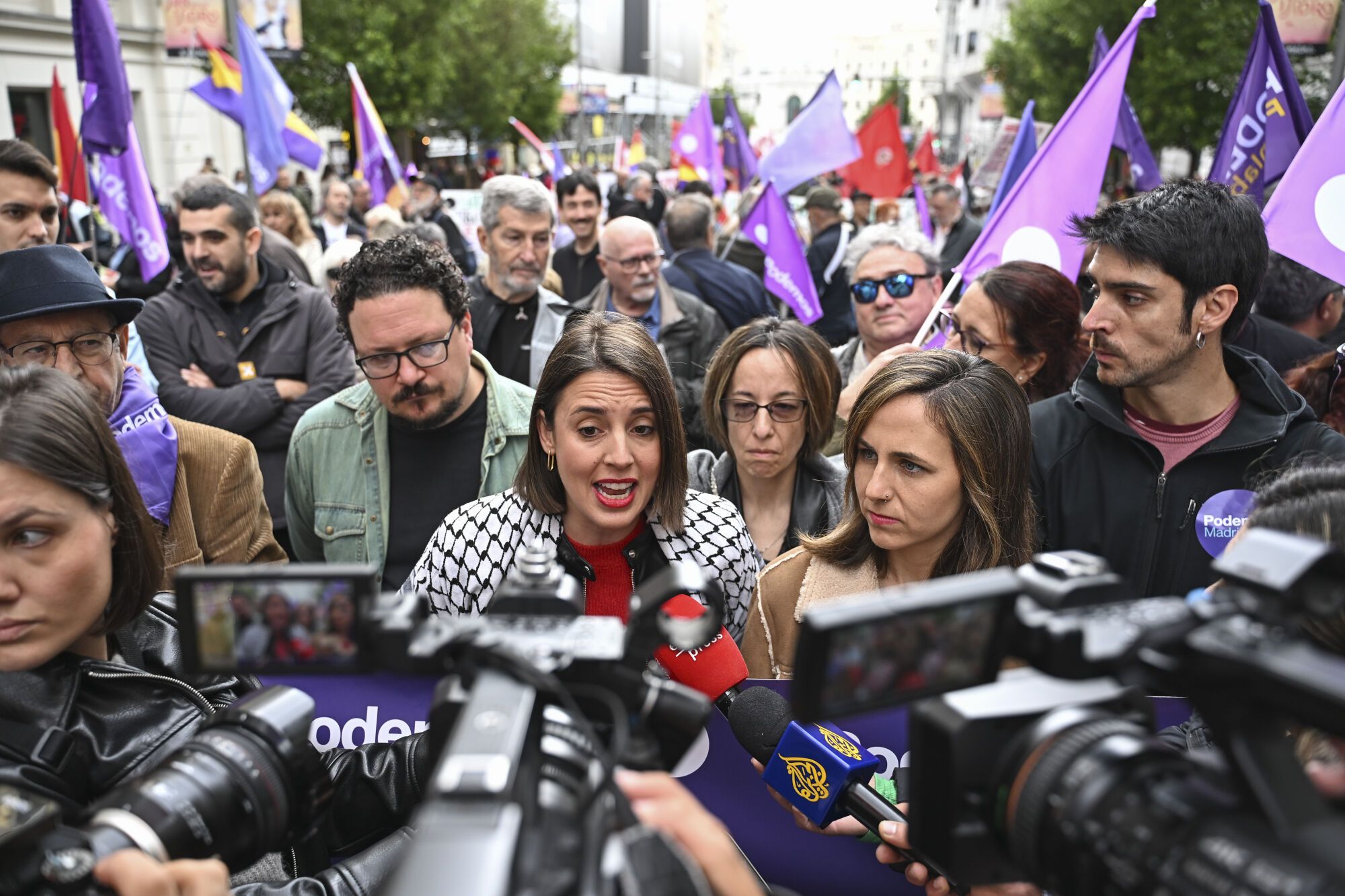MADRID, 01/05/2025.-  La secretaria general de Podemos, Ione Belarra, y la secretaria política, Irene Montero (c), conversan con los periodistas antes de la manifestación del Primero de Mayo este jueves en Madrid que este año lleva por lema "Proteger lo conquistado, ganar futuro". EFE/ Fernando Villar