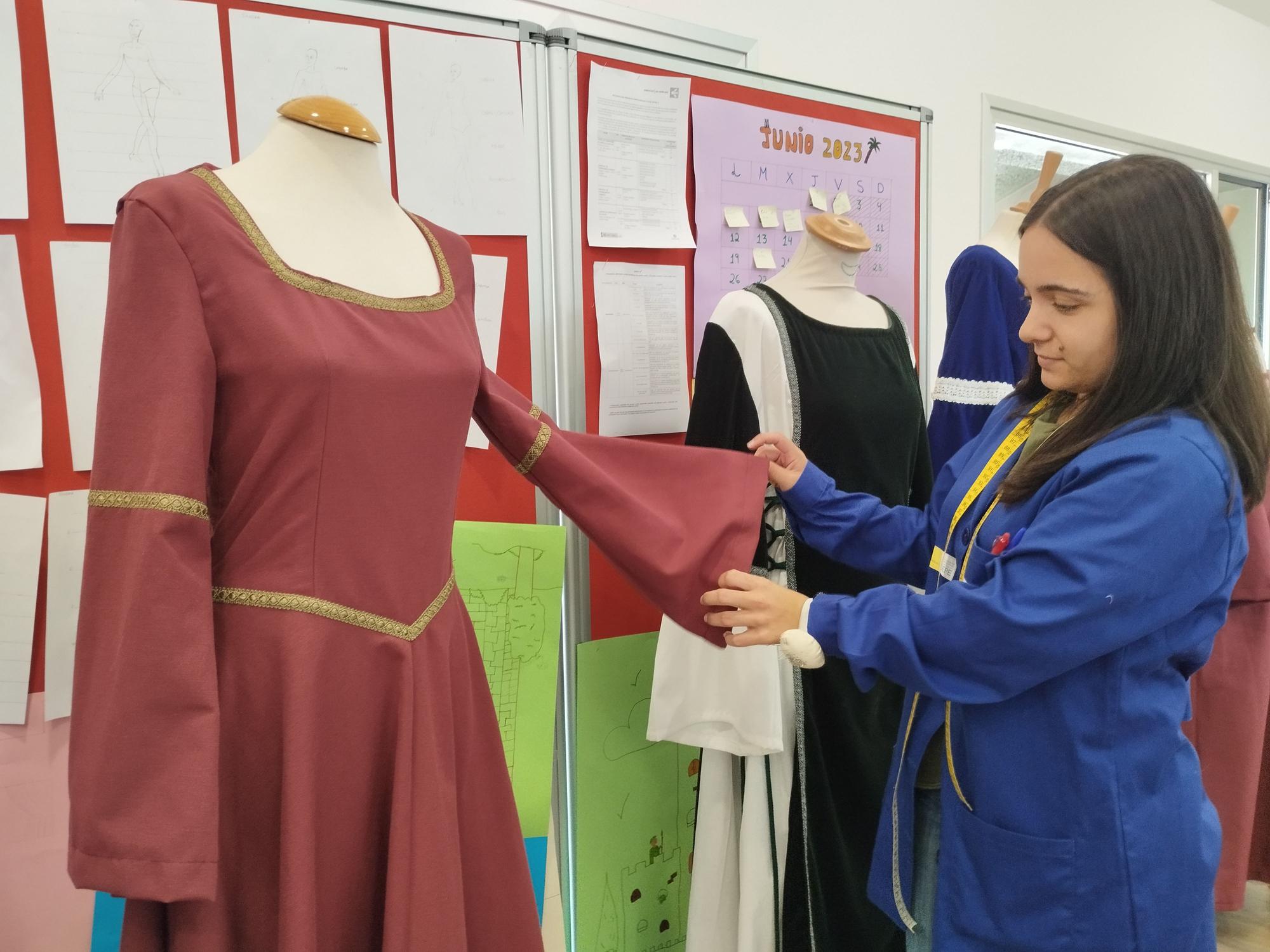 Los nuevos trajes para la fiesta de Los Exconxuraos de Llanera, en las últimas puntadas: "Lo más difícil es la pasamanería"