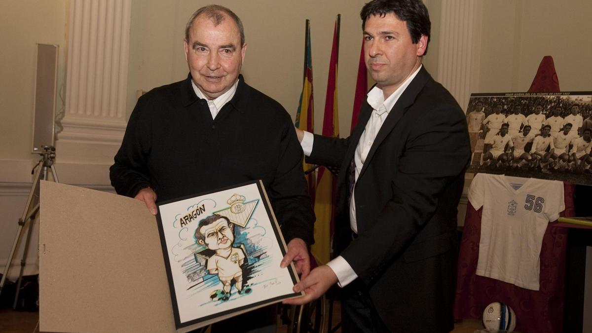 Paco "Chato" Aragón, en 2017, tras recibir un reconocimiento por su trayectoria, junto al regidor Ignacio Reig.