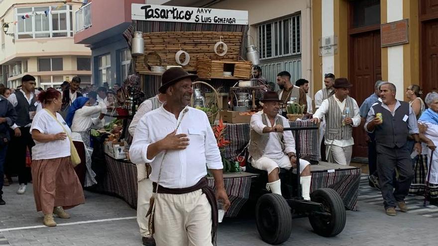 San Nicolás de corbata y magos