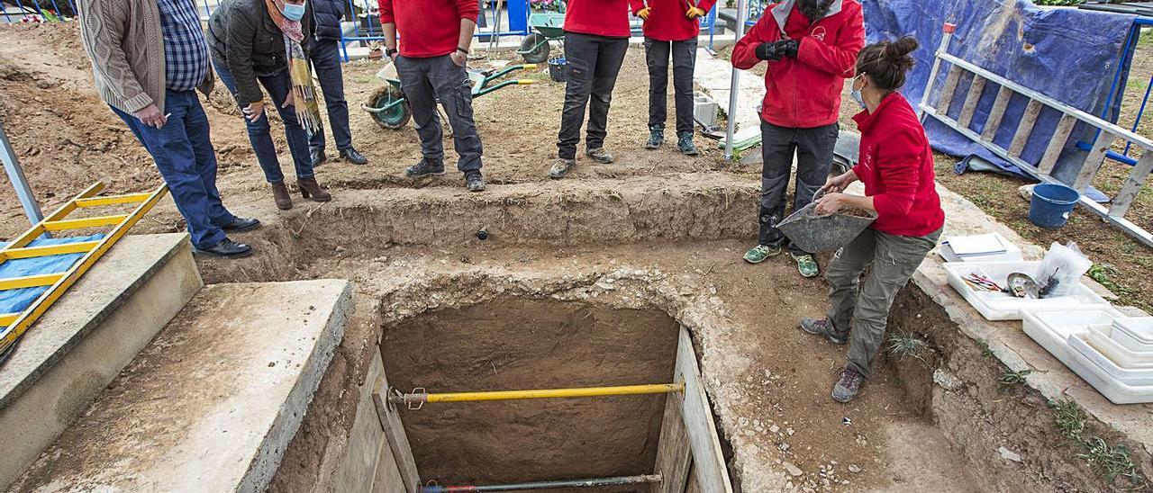 Trabajos de exhumación en la fosa X del cementerio, donde se busca a 11 represaliados.