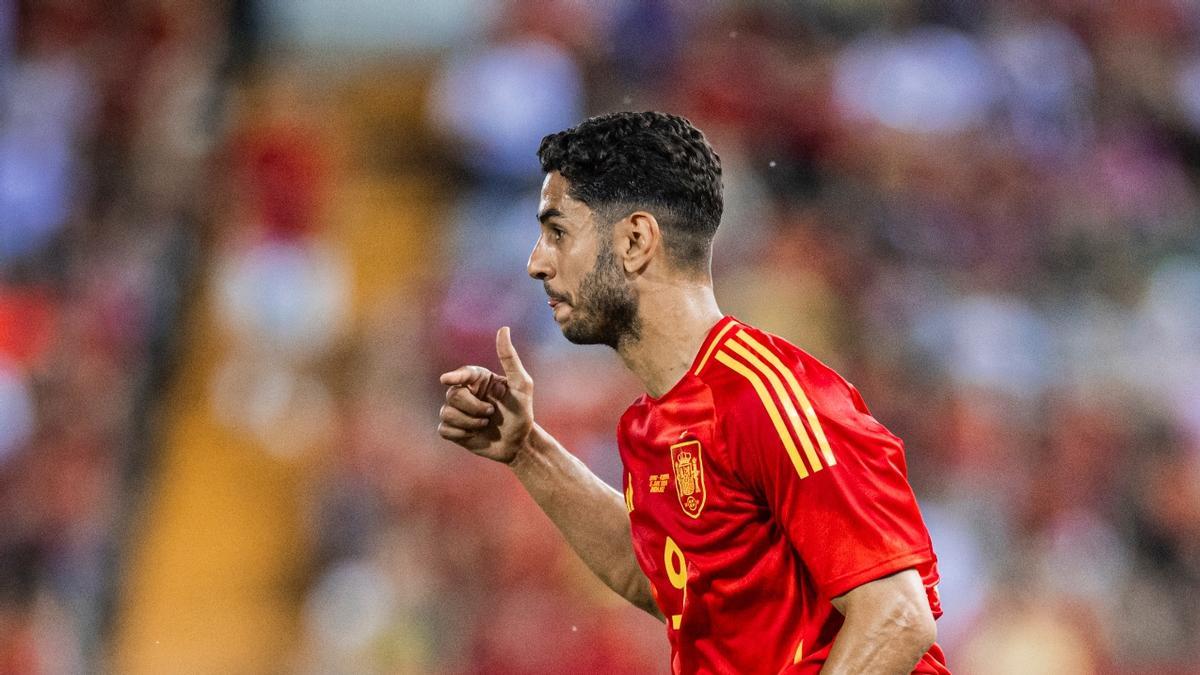 Ayoze Pérez controla un balón en su debut ante Andorra
