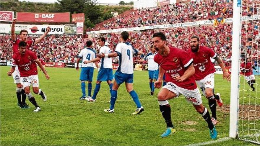 Els jugadors del Nàstic, entre ells David Querol, ara al Llagostera, celebren amb eufòria el gol de David Rocha, que suposava el 2-1 al Nou?Estadi.