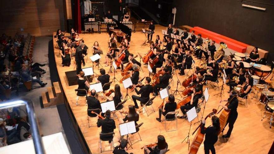 Un momento do concerto do Proxecto Orquestral no Auditorio de Cangas. // Gonzalo Núñez