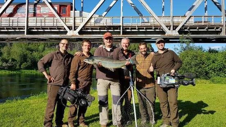 Miguel Piñeiro y el equipo de &quot;Jara y Sedal&quot;, en Noruega. // FdV