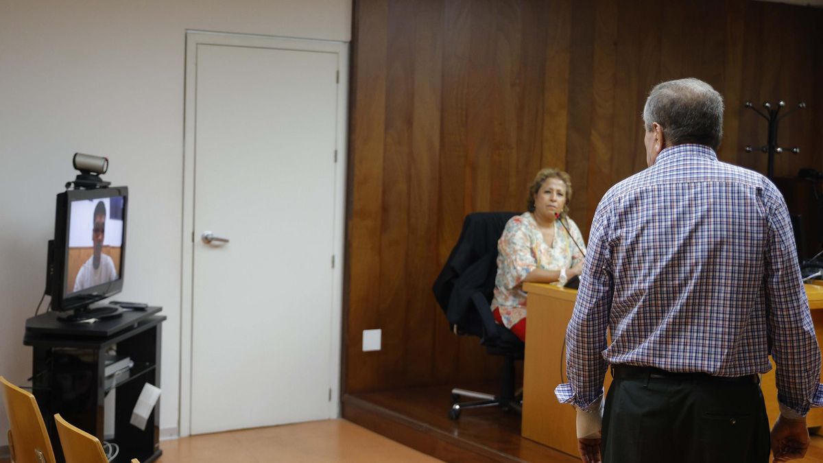 La víctima del primer asalto en Torre Pacheco mira una pantalla en la que su presunto agresor, Issam, declara por videoconferencia.