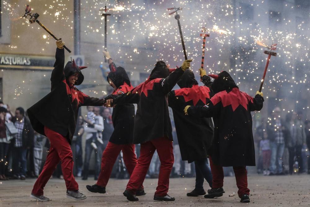 Los "correfocs" de Sarriá en Oviedo