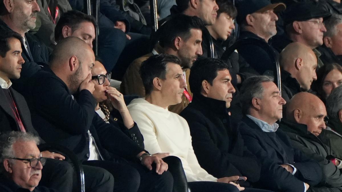 Tomeu Nadal, tras Bob Voulgaris y Ramón Soria, en el palco del SkyFi Castalia.