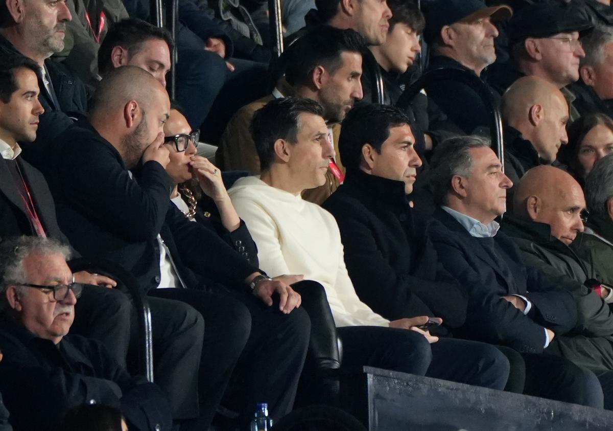 Tomeu Nadal, tras Bob Voulgaris y Ramón Soria, en el palco del SkyFi Castalia.