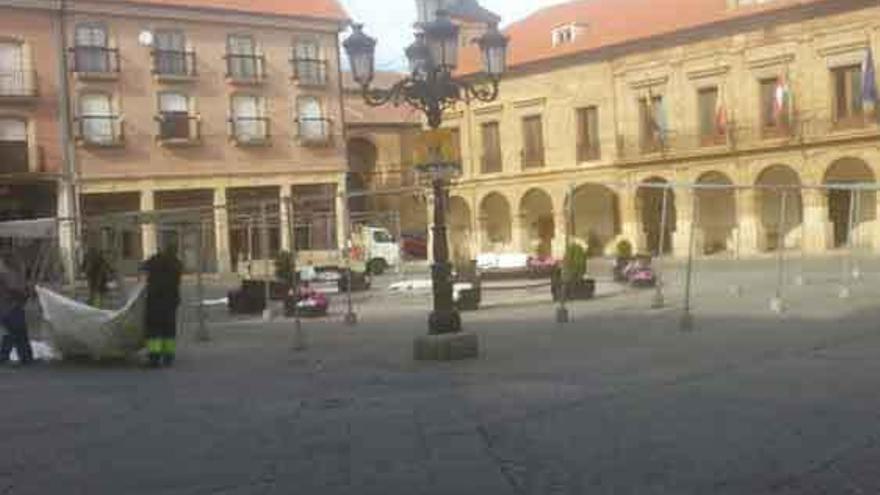 Montaje de los expositores de la Feria de la Cerámica, ayer en la Plaza Mayor.