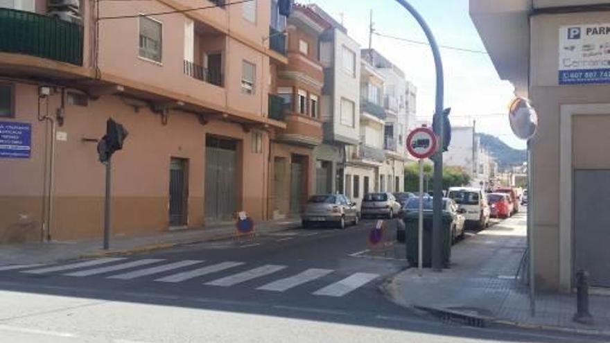 Oliva cambia el tráfico en el cruce de la calle de l&#039;Elca con Benlliure y la carretera de Pego
