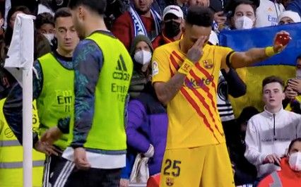 Pierre-Emerick Aubameyang celebra un gol en el Bernabéu mostrando una bola de dragón.