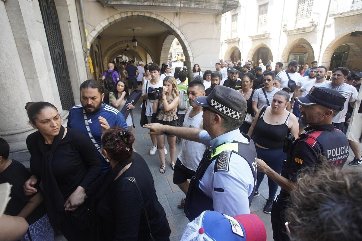 Les imatges de la protesta dels familiars i veïns de les víctimes del crim de la Font de la Pólvora
