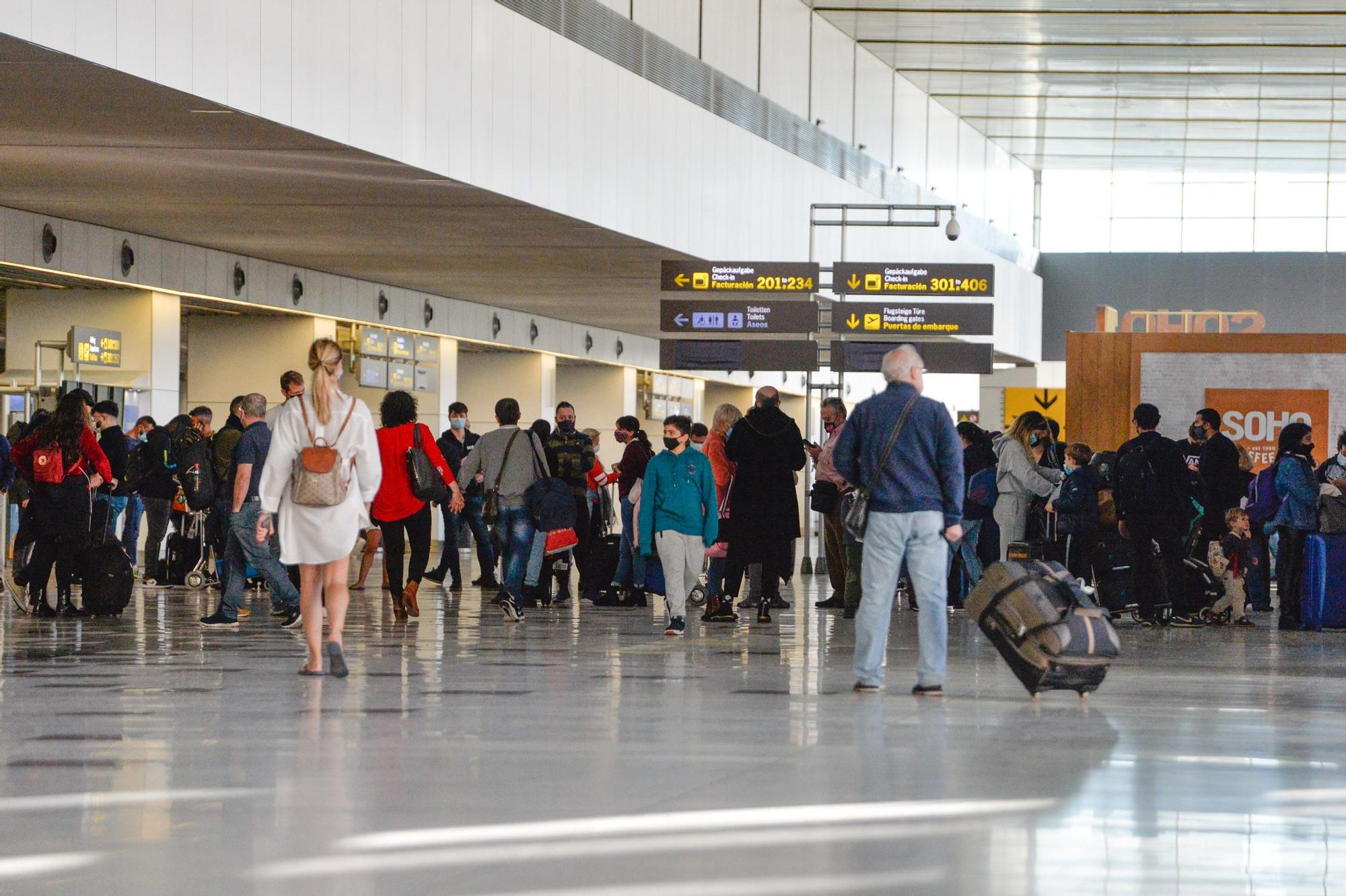 Caos en el aeropuerto de Gran Canaria por las cancelaciones de vuelos a Madrid