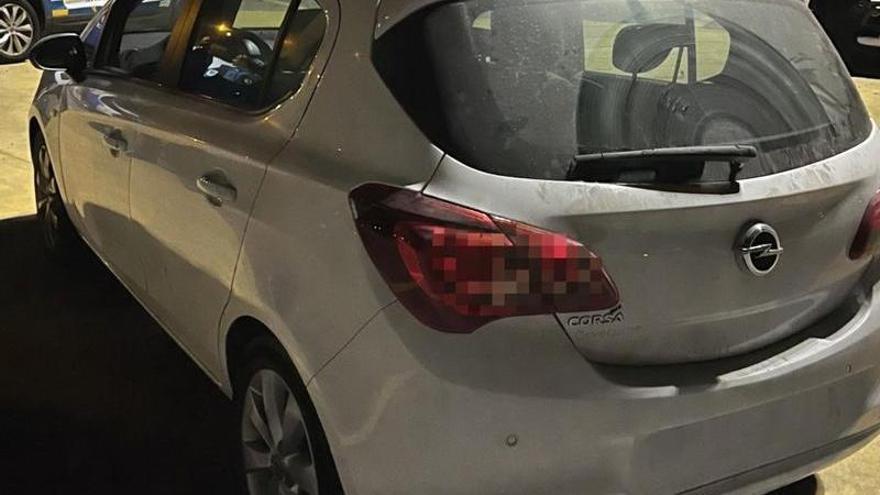 Cuatro personas se dan a la fuga en Canarias con un coche robado y pierden el control al saltar unas gradas