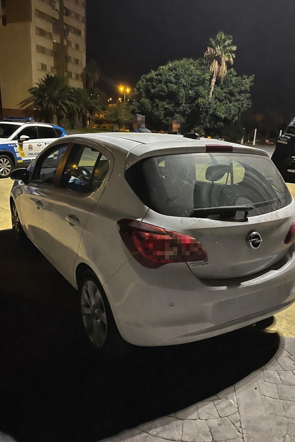 El coche robado que utilizaron los delincuentes para darse a la fuga.