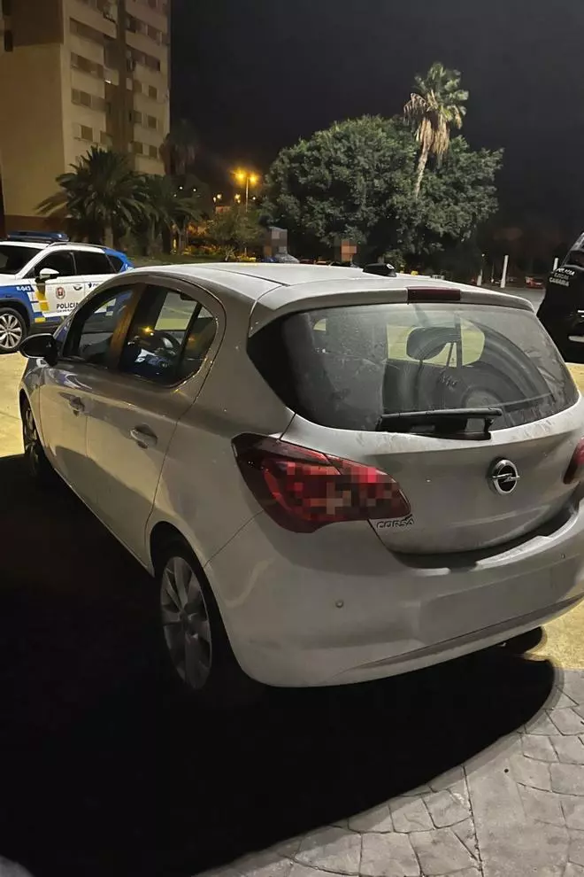 Cuatro personas se dan a la fuga con un coche robado y pierden el control al saltar unas gradas en Las Palmas de Gran Canaria