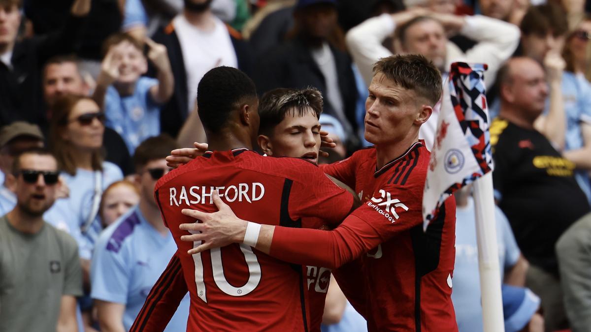 Los jugadores del United celebran un gol en la final de la FA Cup