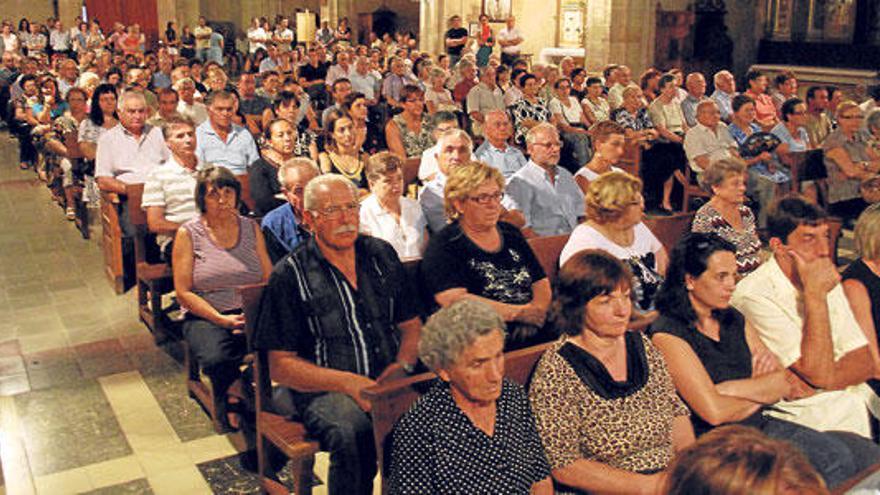 La iglesia parroquial de Santa Bàrbara, en pleno centro de Vilafranca, se quedó anoche pequeña para despedir a Josep Mascaró, ´el abuelo de la Coca-cola, fallecido por la mañana a los 105 años.