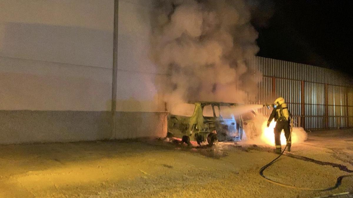 Los bomberos sofocan un vehículo que arde completamente