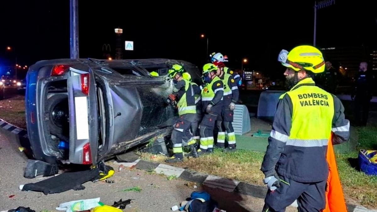 Accidente Tráfico en Valencia | Un conductor atrapado en su coche tras ...