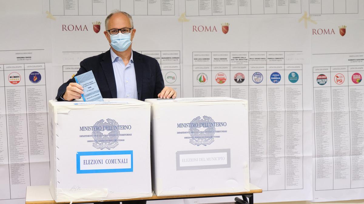El candidato del PD a la alcaldía de Roma, Roberto Gualtieri, vota este domingo.