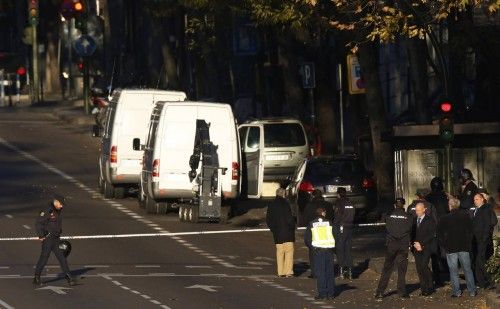 Empotra un coche con bombonas de butano en la sede del PP de Madrid.